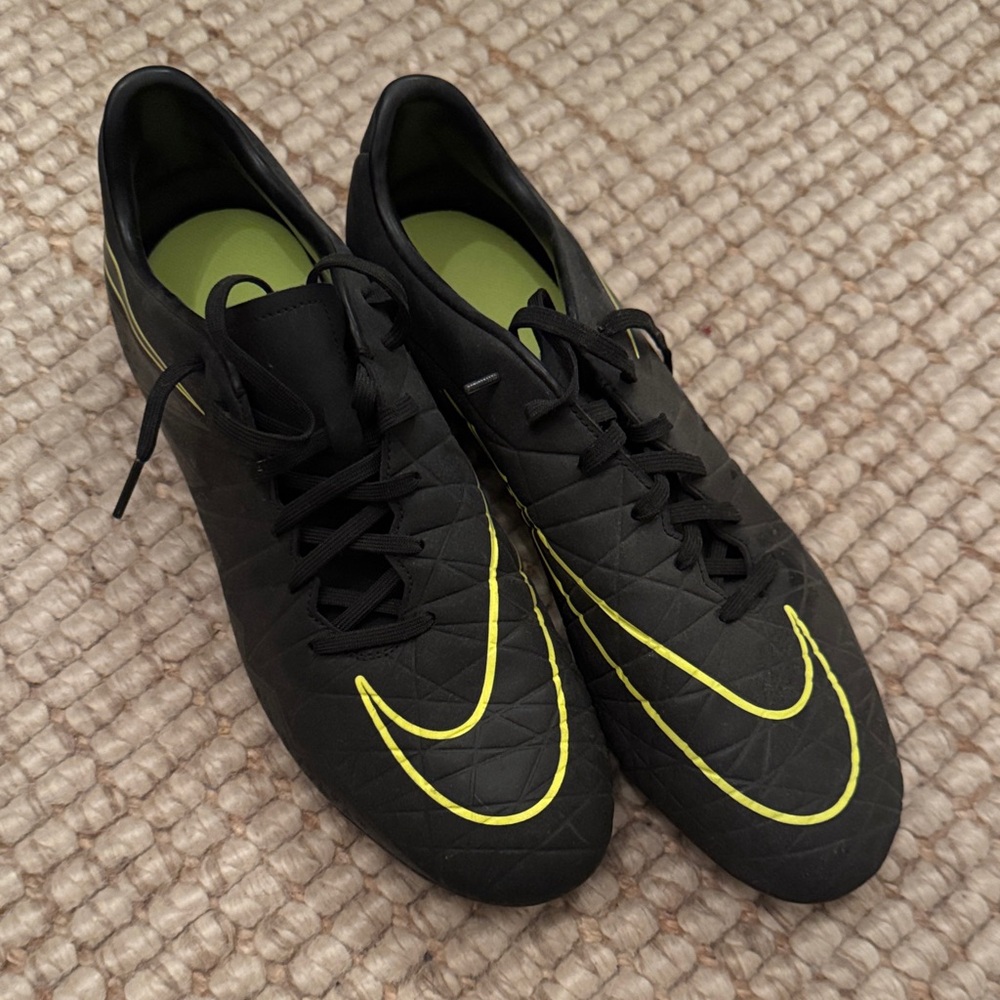 Nike Men's Black and Yellow soccer cleats